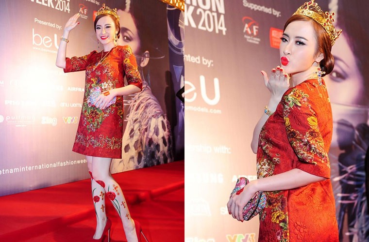 Angela Phương Trinh – con “tắc kè hoa” của showbiz Việt. Năm 2014, tạm chia tay với phong cách hở hang phản cảm, Angela tích cực đầu tư vào những bộ cánh sang trọng, đắt giá với nhiều lần xuất hiện ấn tượng. Mới đây nhất, "bà mẹ nhí" xuất hiện trong một sự kiện với mẫu váy thêu dáng suông tông màu cam mới nhất của thương hiệu Dolce&amp;Gabbana năm 2014.  Chiếc váy suông này được Angela Phương Trinh mua trong chuyến đi Singapore mới đây và có giá khoảng 3.000 USD.